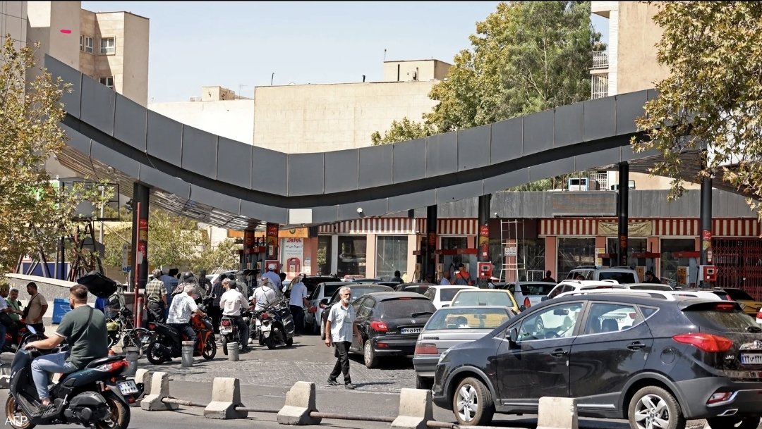 طوابير البنزين تتفاقم في طهران وسط أزمة إمدادات وضغوط اقتصادية متصاعدة