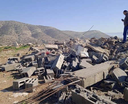 الاحتلال يخطر بهدم منشآت في عناتا ويهدم أخرى بالأغوار وإصابات برصاصه جنوب الخليل