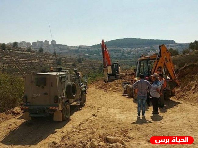 الاحتلال يغلق طريقا زراعيا ويجرف أرضا بكفر ثلث جنوب قلقيلية