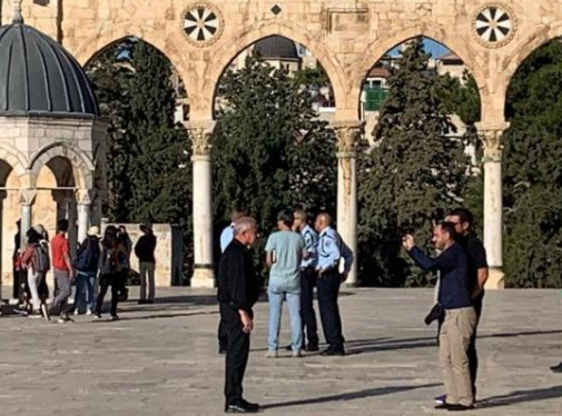 عشرات المتطرفين بينه رئيس الشاباك يقتحمون الأقصى