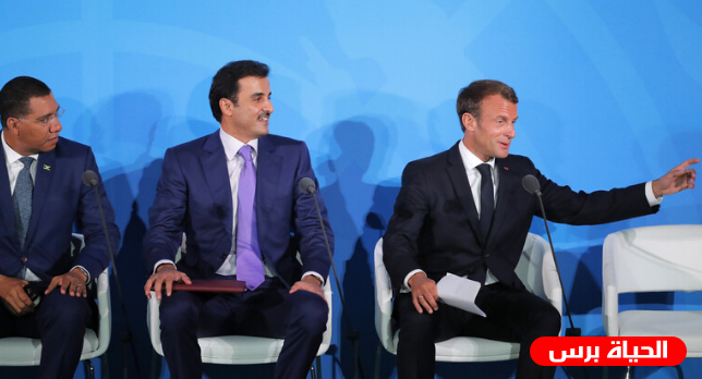 مصافحة ماكرون لأمير قطر تثير الجدل
