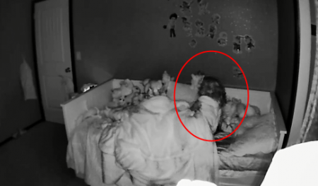 رجل يتفقد غرفة طفلته ويكتشف مفاجأة مرعبة