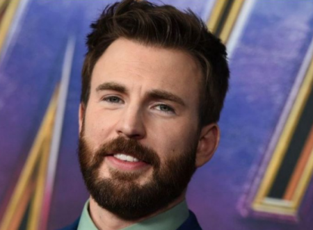 كريس إيفانز كابتن أمريكا ينشر صور بالخطأ تحرجه