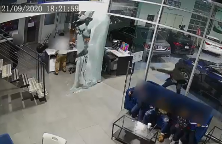 فيديو يوثق شجاعة أب استخدم جسده لحماية أطفاله من الرصاص