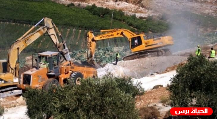 الاحتلال يجرّف أراضي زراعية شمال سلفيت