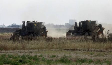 Israeli military infiltrates Gaza border, raze farmland