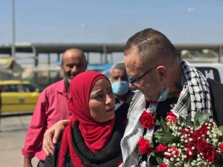 الاحتلال يفرج عن أسير عبد الكريم مخضر من محافظة نابلس بعد قضائه 18 عاما في الأسر