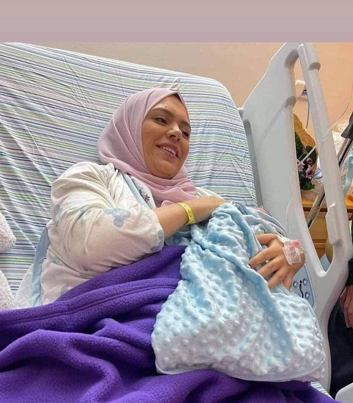 أنهار الديك تنجب نجلها وهي حرة