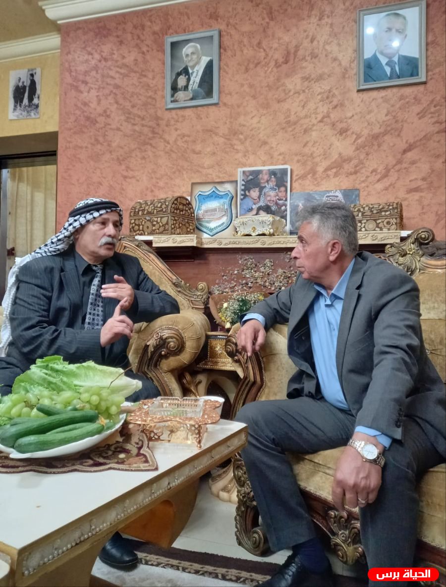 العميد موسى جرادات يكرم القيادي الفتحاوي عزمي الشيوخي خلال زيارته والاطمئنان على سلامته