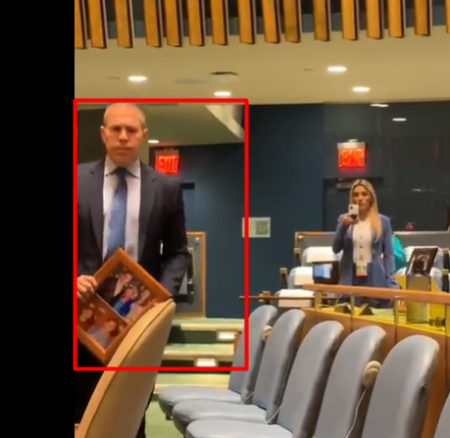 حاملاً صورة جديه .. جلعاد إردان ينسحب من قاعة الأمم المتحدة مع بدء خطاب الرئيس الإيراني