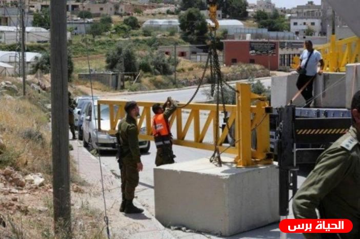 الاحتلال يغلق مدخل بلدة بيت أمر ويحرر مخالفات بحق السائقين