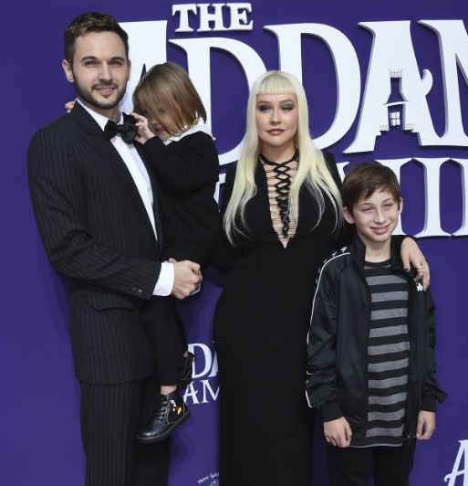 اطلالة غريبة للنجمة كريستينا أغيليرا مع عائلتها