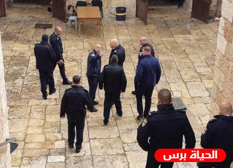 شرطة الاحتلال تقتحم مصلى باب الرحمة في الأقصى وتستولي على قواطع خشبية