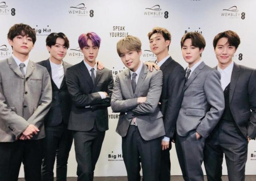 وصول فرقة البوب الكورية BTS للرياض وسط استقبال حافل
