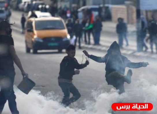 إصابة مواطنين بالاختناق جراء استنشاقهم الغاز المسيل للدموع