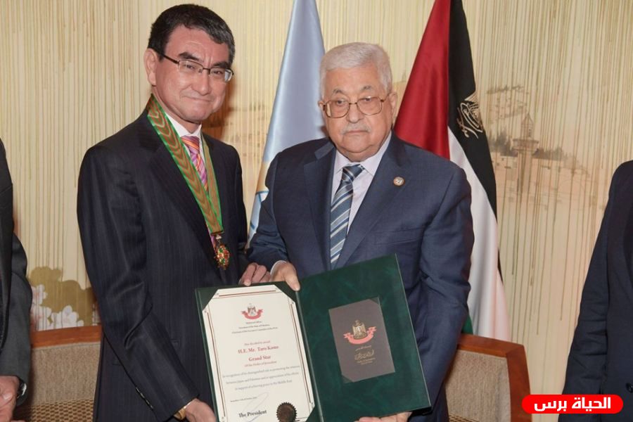 الرئيس عباس يمنح وزير الدفاع الياباني وسام النجمة الكبرى من وسام القدس