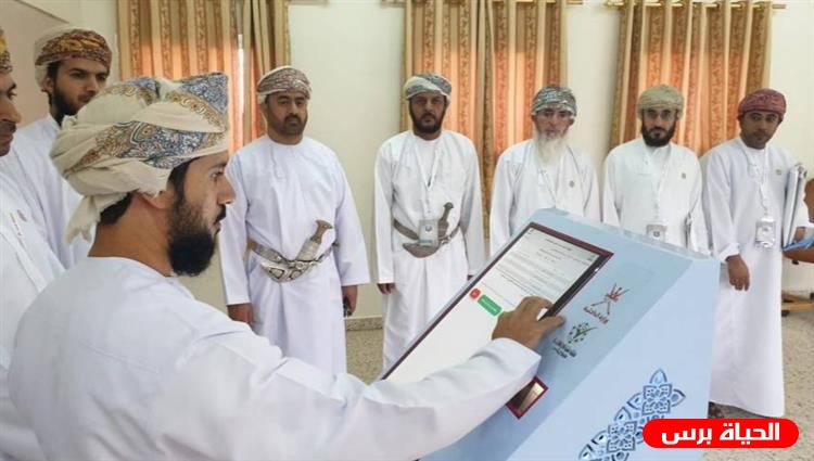 الناخبون العمانيون يدلون بأصواتهم لانتخاب أعضاء مجلس الشورى