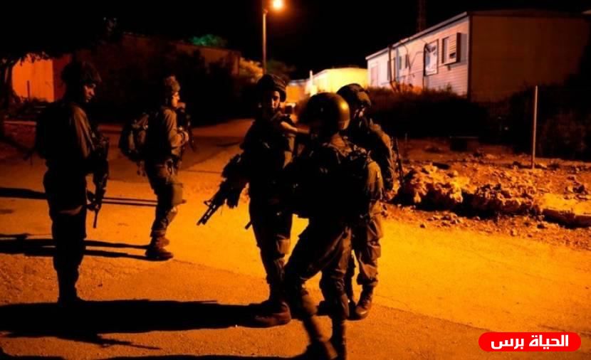 الاحتلال يعتقل مواطنين بينهما أسير محرر في طولكرم
