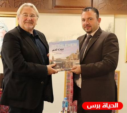 نائب رئيس بلدية بيت لحم يطلع محافظ 