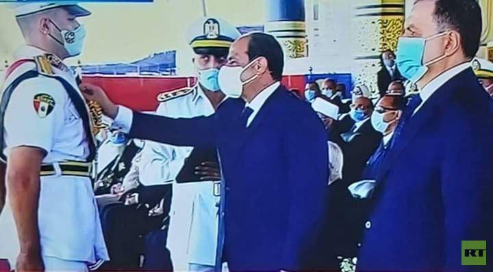 السيسي يكرم طالب فلسطيني حصل على المرتبة الأولى في كلية الشرطة
