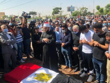 لهذا السبب تم لف جثمان محمود ياسين بالعلم المصري