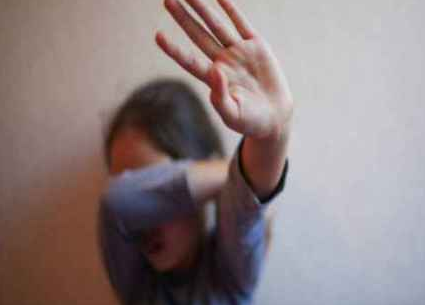 خطفها وعزم أصدقائه عليها 