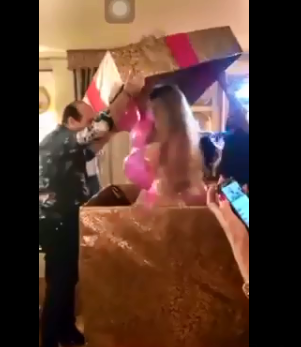 سيدة تهدي راقصة لزوجها في عيد ميلاده