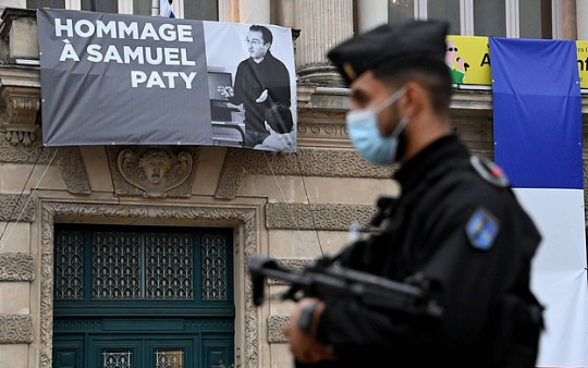 بلجيكا توقف مدرساً عن العمل بعد عرضه صور مسيئة للنبي محمد