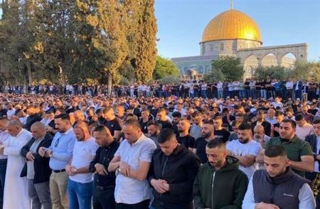 45 ألف مصل يؤدون صلاة الجمعة في باحات المسجد الأقصى المبارك