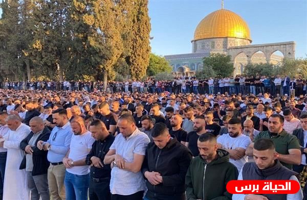 45 ألف مصل يؤدون صلاة الجمعة في باحات المسجد الأقصى المبارك
