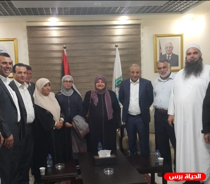 اللواء فرج يلتقي عائلات الأسرى المضربين ونادي الأسير