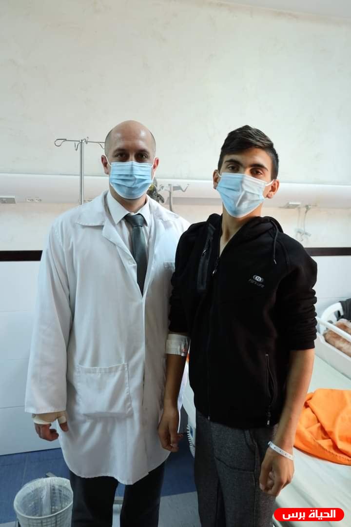 نجاح عملية خطيرة في مجمع فلسطين الطبي لتصحيح العمود الفقري لأُبَي الرجبي