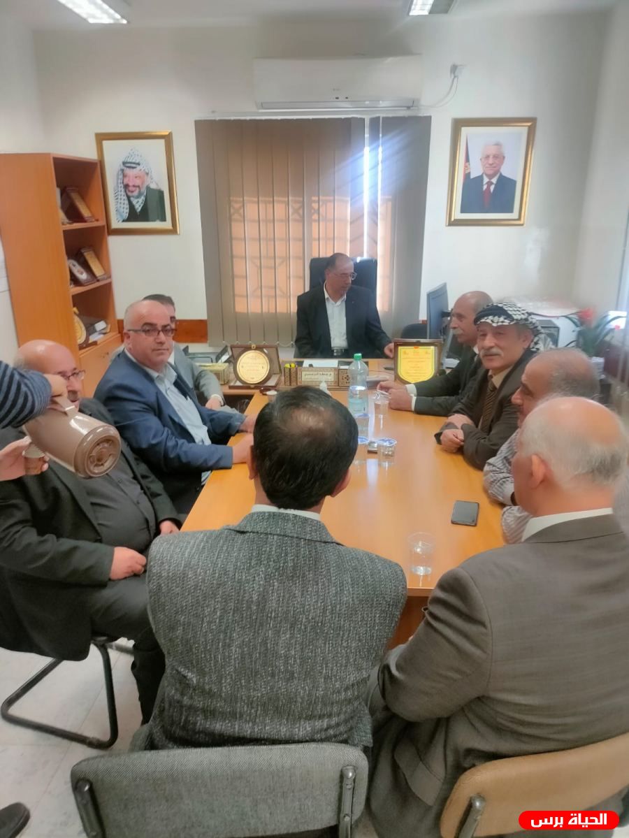 شخصيات وطنية في الخليل تقدم التهنئة لمدير عام مديرية الاشغال العامة والاسكان الجديد