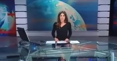 مذيعة تتعرض لموقف محرج جدا على الهواء مباشرة