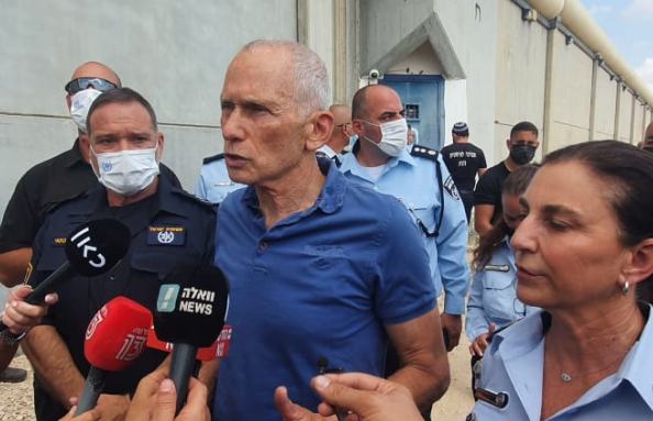 بارليف ينفي مشاركة 