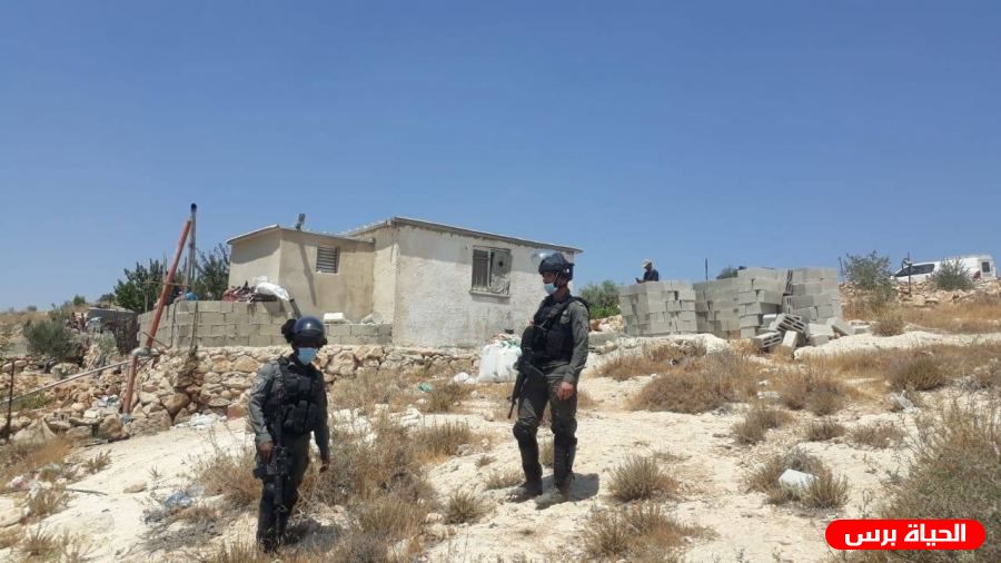 الاحتلال يخطر مواطنين بوقف البناء بمنزليهما في مسافر يطا