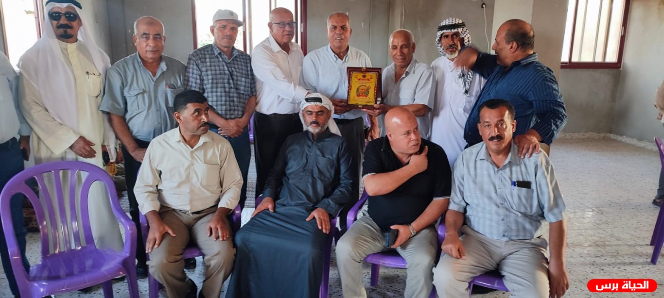 محافط رفح يكرم الدكتور عياش لمساهماته الخيرة ولجهوده المشرفة في خدمة أبناء شعبه