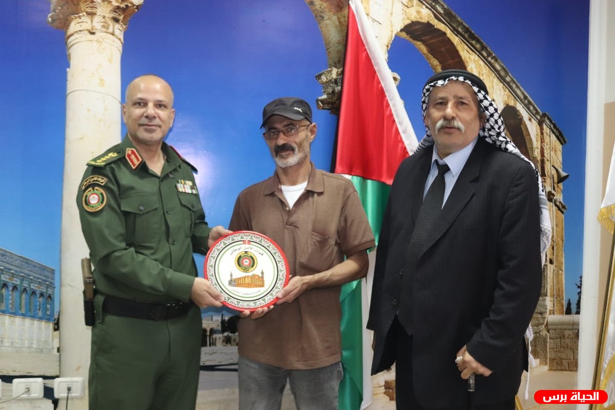 قائد منطقة الخليل يكرم اعلاميي المقاومة الشعبية والقيادي الشيوخي يشيد بالعقيدة الوطنية للمؤسسة الأمنية