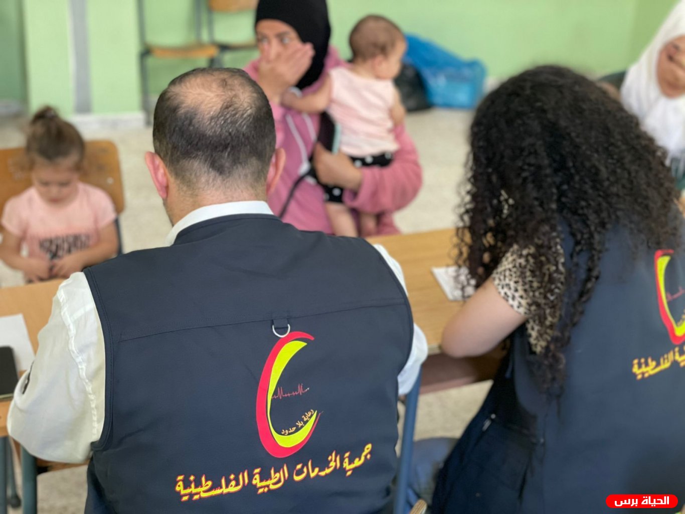 جمعية الخدمات الطبية الفلسطينية تواكب وتقدم معونات طارئة ومستلزمات طبية على النازحين في مراكز الايواء