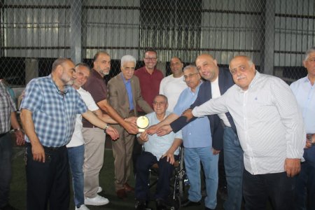 فلسطين تجمعنا" ونجوم الأهلي صيدا يكرّمون الطبيب الإنساني الدكتور نبيل الراعي في "مباراة الوفاء"