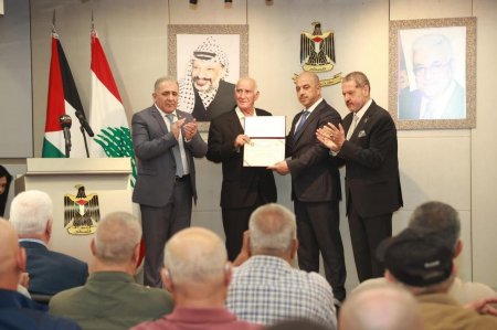  الرئيس محمود عباس يمنح اللواء صبحي ابو عرب ميدالية الخدمة الممتازة من الطبقة الذهبية