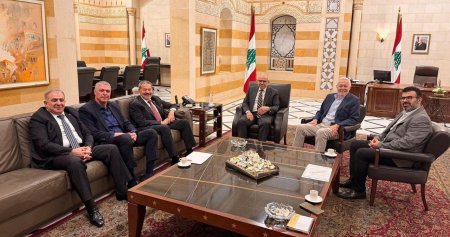 رئيس الحكومة عرض مع وفد فلسطيني أوضاع اللاجئين ومسار تسليم السلاح داخل المخيمات