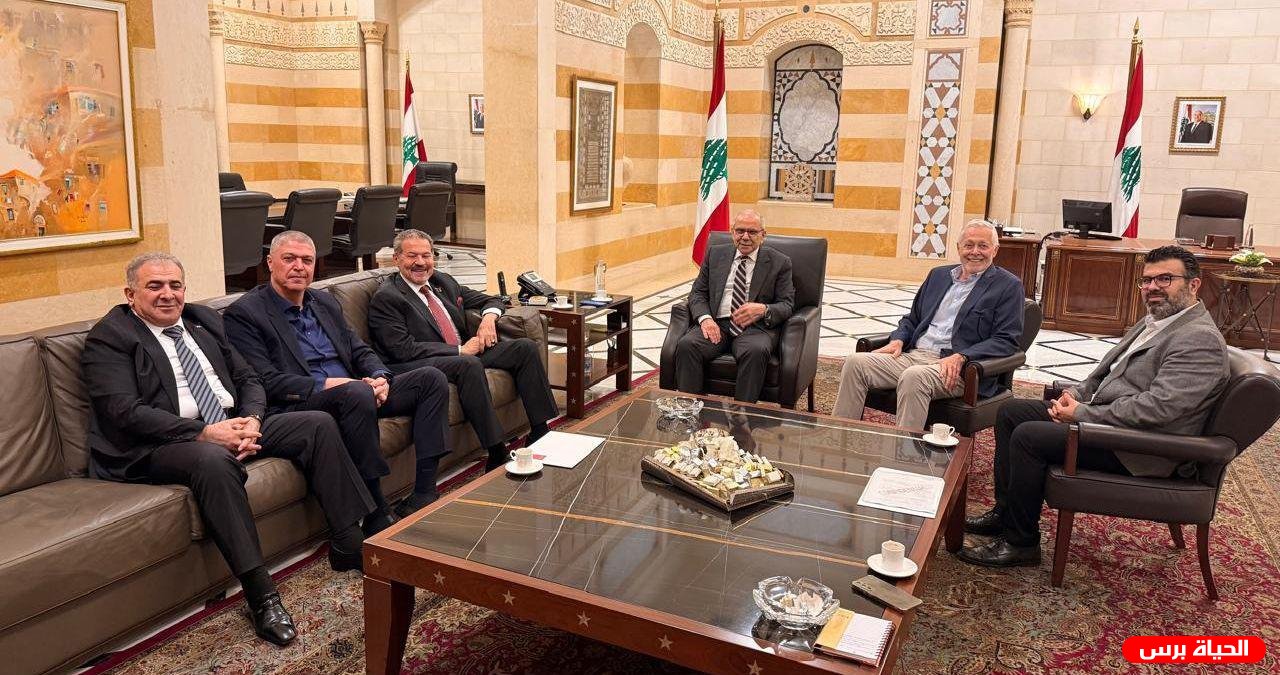رئيس الحكومة عرض مع وفد فلسطيني أوضاع اللاجئين ومسار تسليم السلاح داخل المخيمات