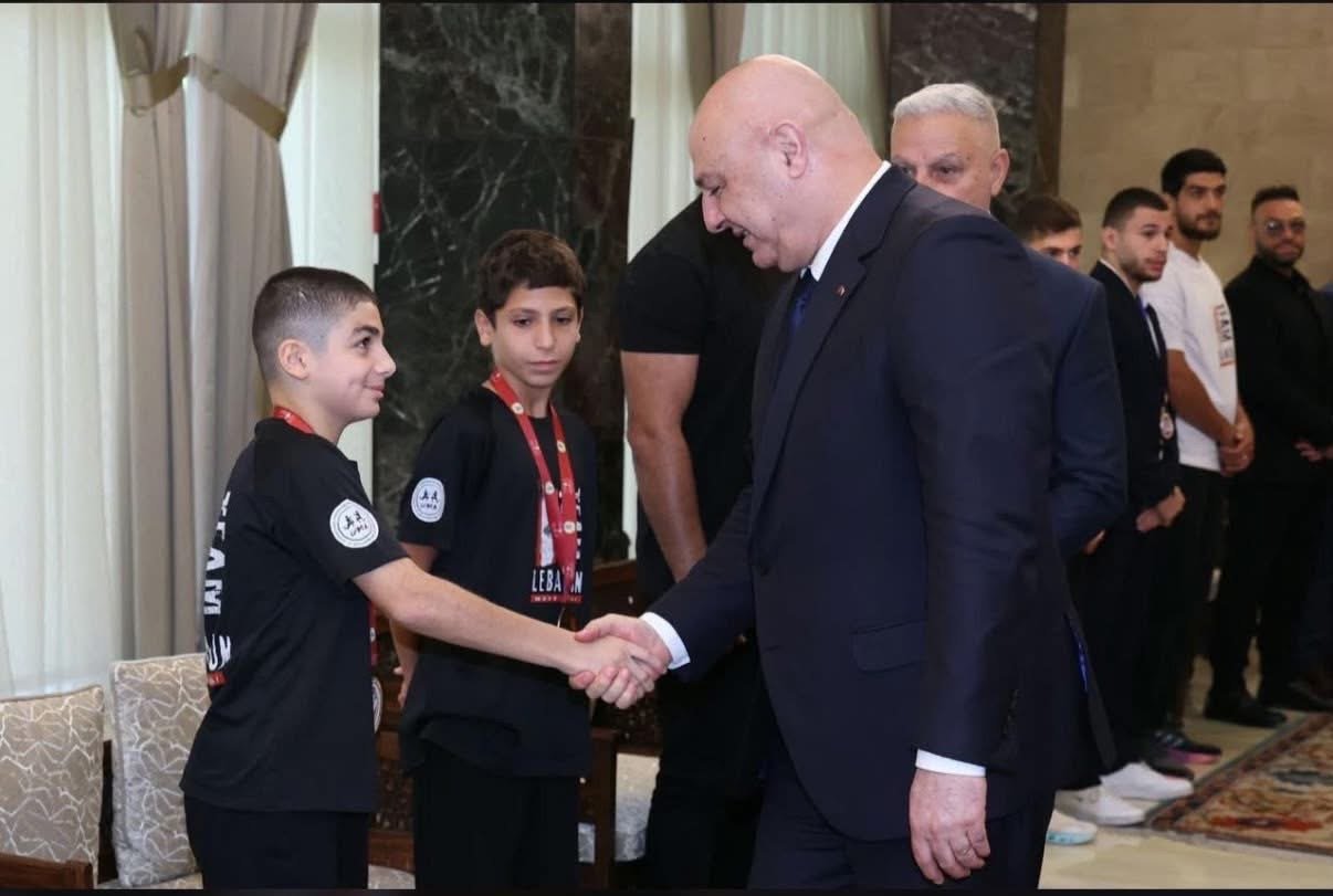 رئيس الجمهورية يكرّم بطل مدارس الإيمان في لعبة المويتاي الطالب وائل البابا