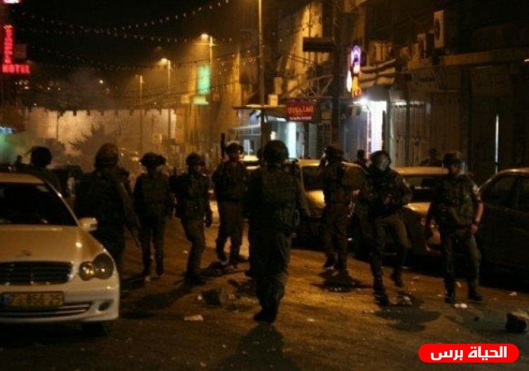 الاحتلال يصور عشرات المنازل ويستولي على مركبتين في بلدة بيت أمر