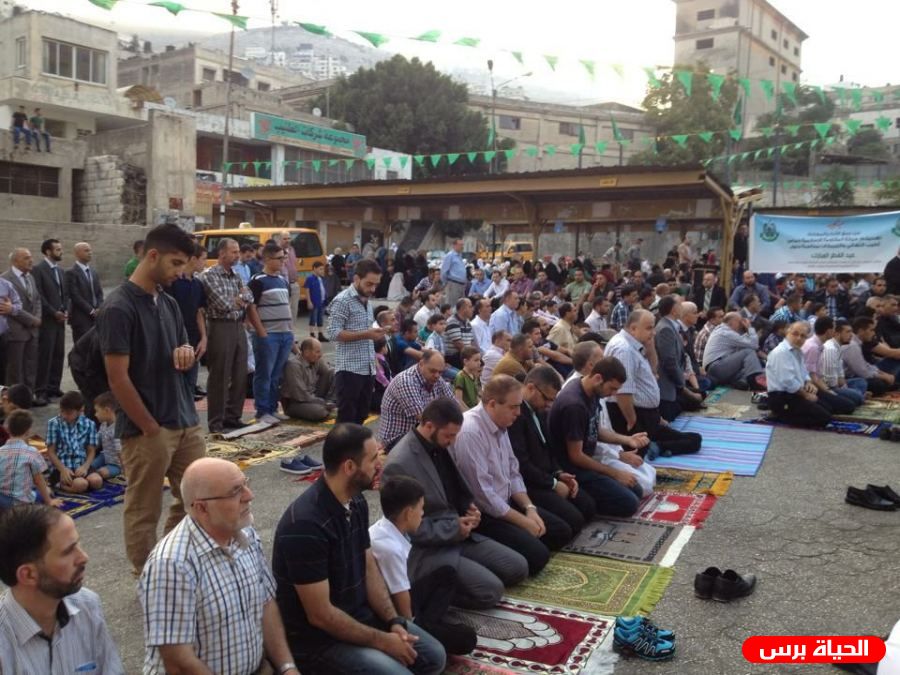 المئات يؤدون 