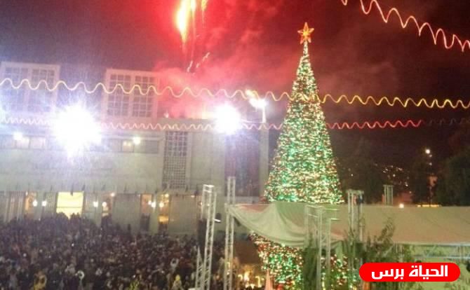 بحضور اشتية.. الاحتفال بإضائة شجرة الميلاد في بيت لحم