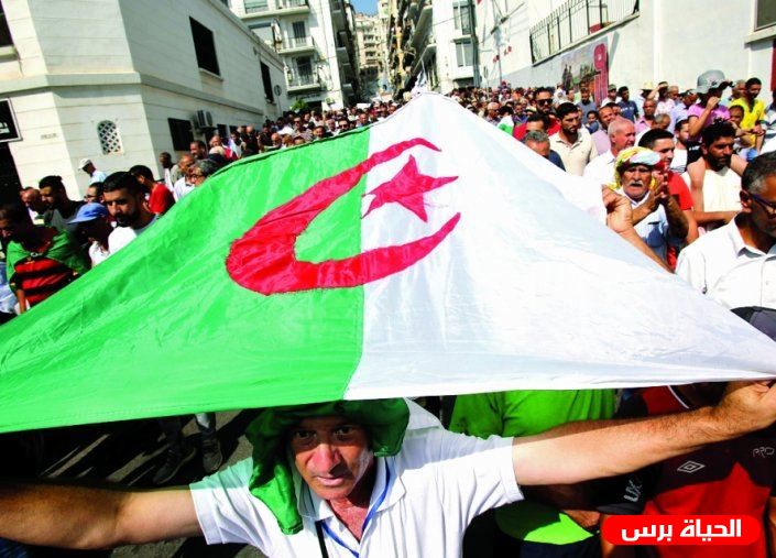 خمسة مرشحين لخوض الانتخابات الرئاسية في الجزائر