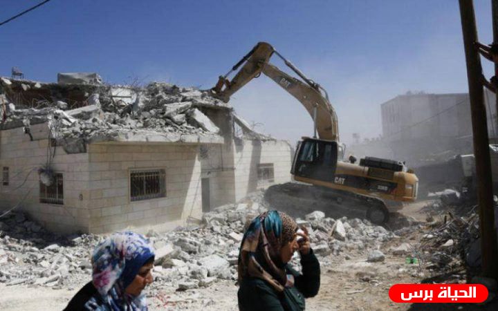 الاحتلال يخطر بهدم ستة مساكن شرق يطا
