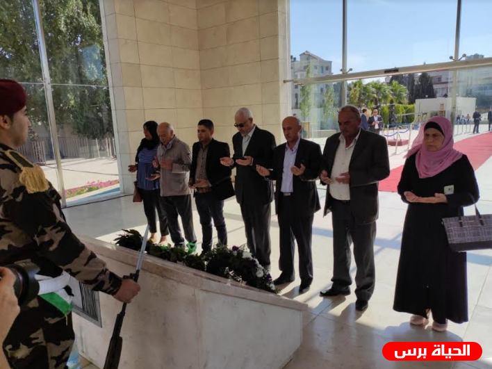 قيادة الجبهة العربية الفلسطينية تضع اكليل من الورود على ضريح القائد الرمز ياسر عرفات
